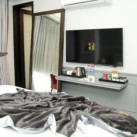 Ambiance Boutique Art Hotel Lahore Habitación foto A television in a hotel room
