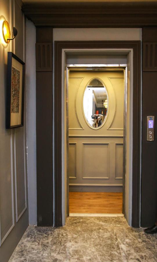 Ambiance Boutique Art Hotel Lahore Exterior foto A mirror in a lift