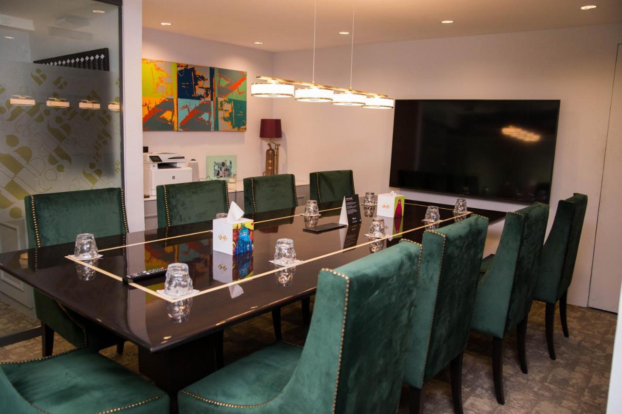 Ambiance Boutique Art Hotel Lahore Exterior foto The boardroom at the 2018 edition of the World Economic Forum on the Middle East, Africa and Eurasia