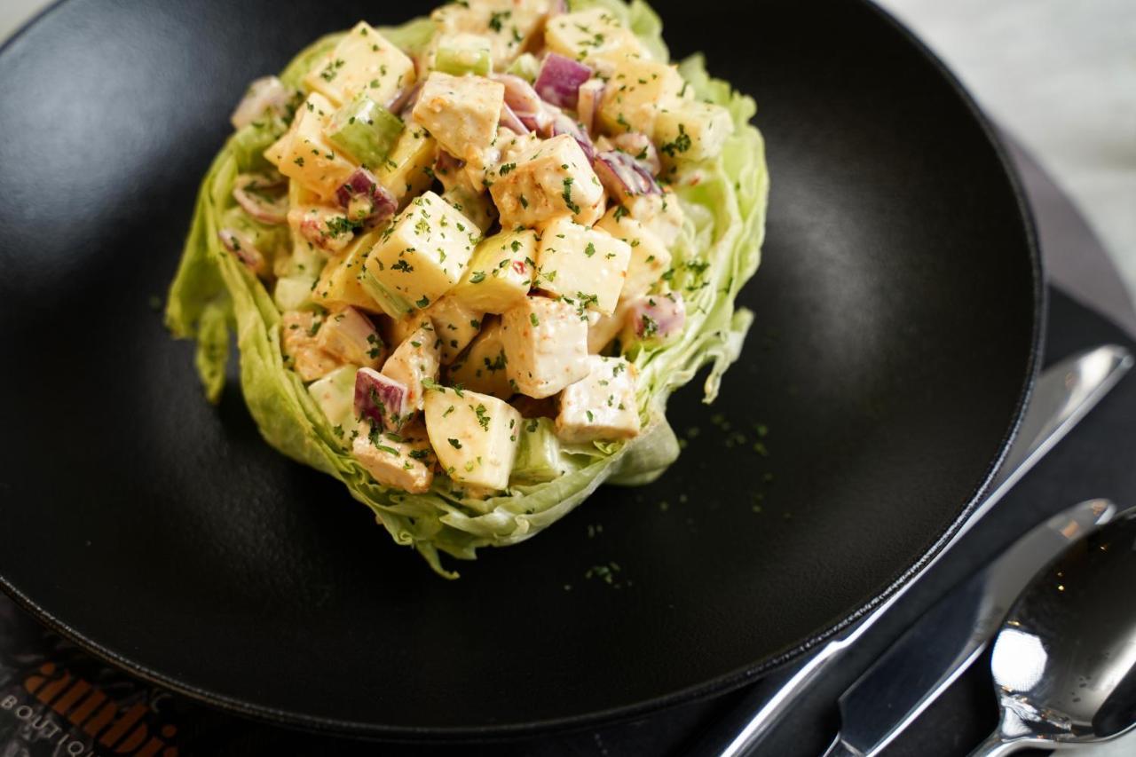 Ambiance Boutique Art Hotel Lahore Exterior foto A salad with chicken