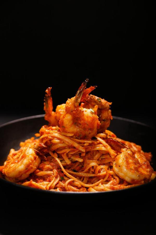 Ambiance Boutique Art Hotel Lahore Exterior foto Shrimp and pasta