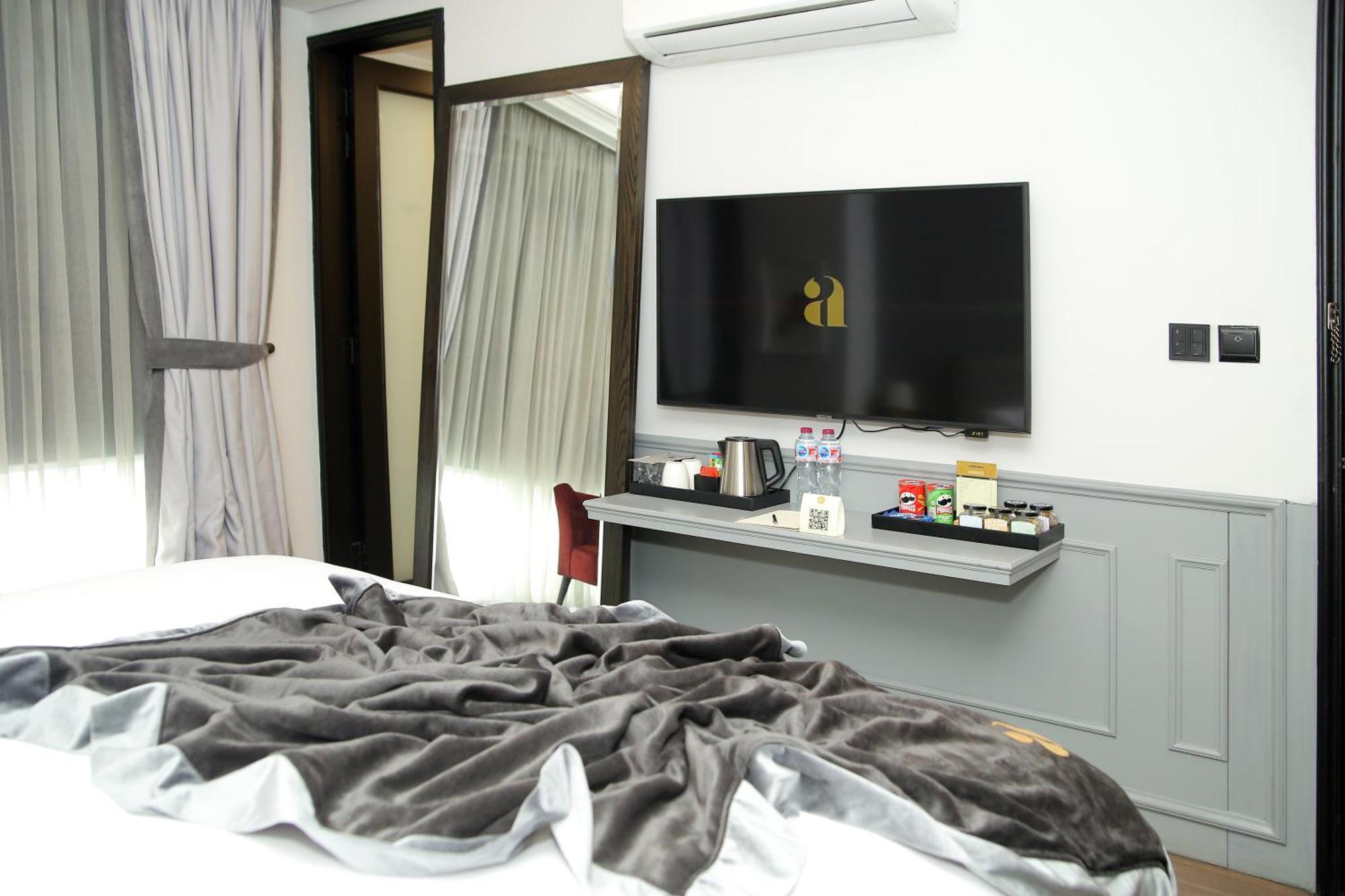 Ambiance Boutique Art Hotel Lahore Habitación foto A television in a hotel room