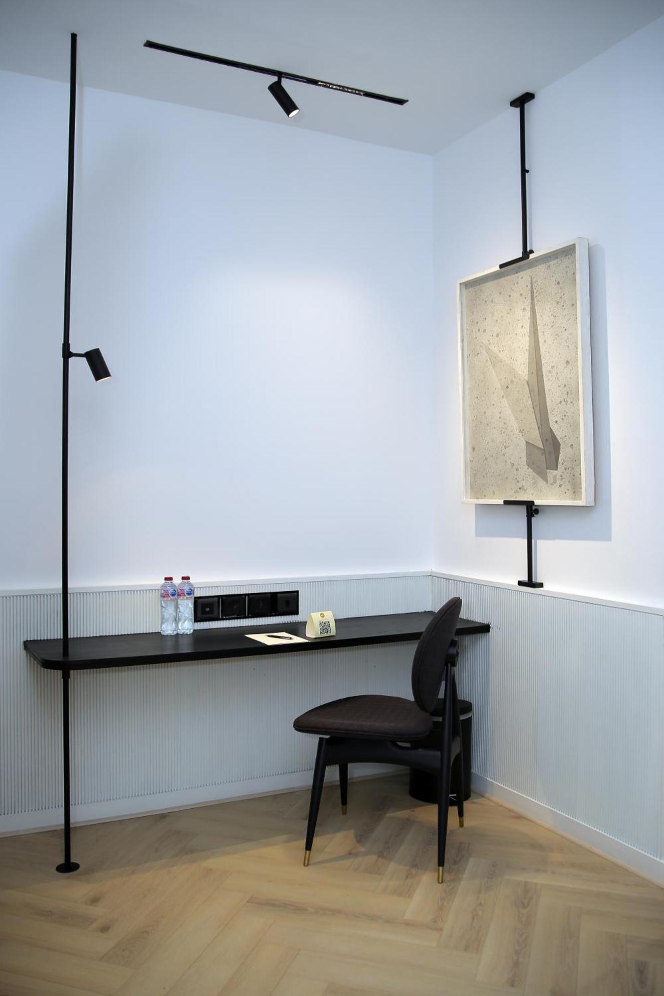 Ambiance Boutique Art Hotel Lahore Habitación foto Floor and table lamps